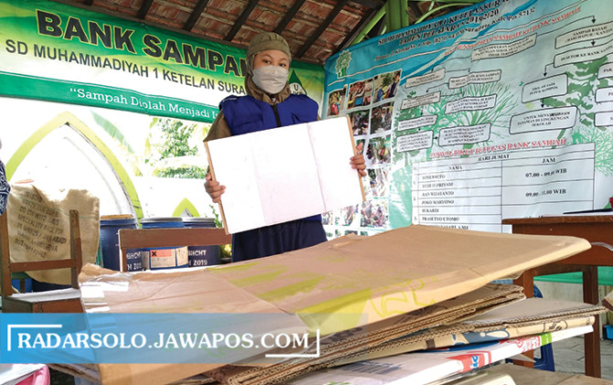 EDUKATIF: Pengelolaan bank sampah yang dilakukan oleh siswi SD Muhammadiyah 1 Ketelan Surakarta. (SEPTIAN REFVINDA/RADAR SOLO)