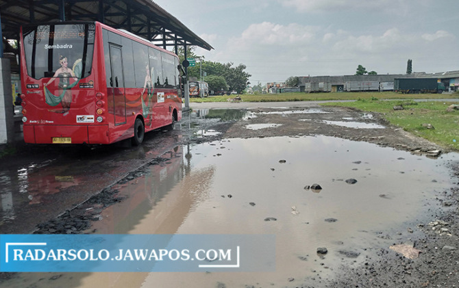 BUTUH PERAWATAN: Genangan terlihat di Terminal Kartasura, Kamis (24/3). Pengelolaan fasilitas publik ini di tangan Pemprov Jateng. (IWAN KAWUL/RADAR SOLO)
