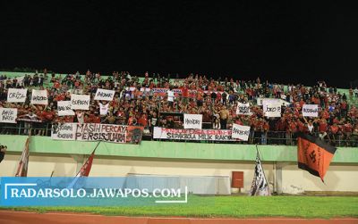 KREATIF: Pasoepati membentangkan beberapa hand banner berisikan nama-nama pemain Persis Solo di Stadion Manahan, beberapa tahun lalu.(ARIEF BUDIMAN/RADAR SOLO)