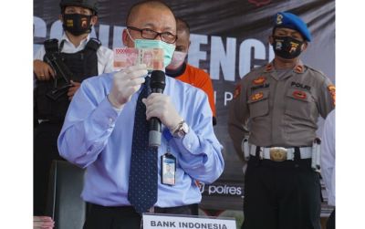 Kepala Unit Pengelolaan Uang Rupiah Kantor Perwakilan BI Solo Purwanto saat menjelaskan perbedaan uang asli dengan palsu di Mapolres Klaten.