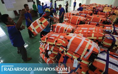 Petugas menata koper calon jamaah haji di Asrama Haji Donohudan tahun lalu.