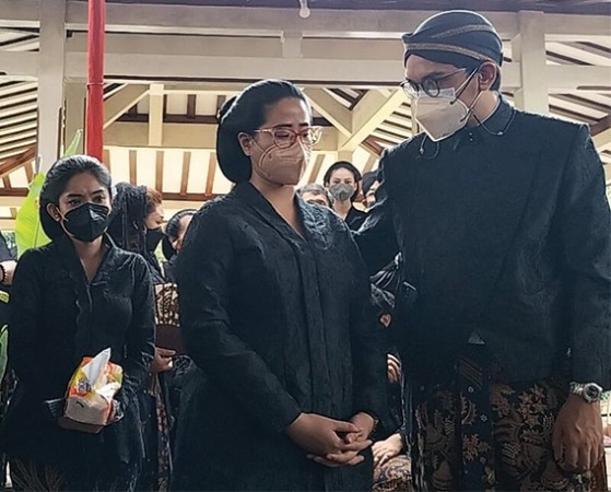 GPH Bhre Cakrahutomo Wira Sudjiwo (kanan) saat pemakaman KGPAA Mangkunagara IX. (ISTIMEWA)