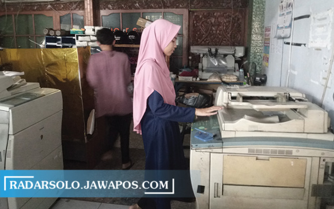MASIH EKSIS: Aktivitas pada sebuah tempat fotokopian yang ada di Sukoharjo Kota, kemarin. (IWAN KAWUL/RADAR SOLO)