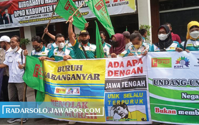 SAMPAIKAN ASPIRASI: Buruh di Karanganyar mendesak aturan JHT tak diubah. (RUDI HARTONO/RADAR SOLO)