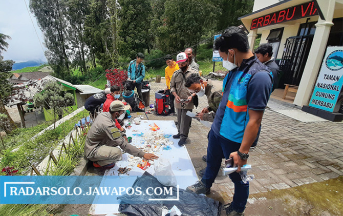 DIPERIKSA KETAT: Pendaki Merbabu yang baru turun dicek barang bawaannya oleh petugas pos jaga Minggu (6/3).  (RAGIL LISTIYO/RADAR SOLO)