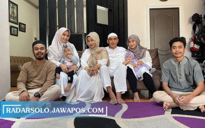 SOSOK PANUTAN: Coach Salahudin (tengah) saat bersama keluarga besarnya di Banjarmasin.