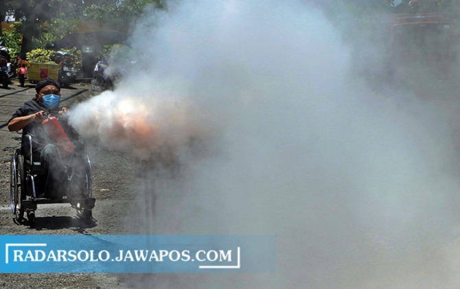 PERDANA: Penyandang disabilitas mendapat pelatihan pemadaman api sebelum membesar di markas Damkar Surakarta, kemarin (31/3). (ARIEF BUDIMAN/RADAR SOLO)