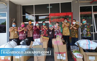 Pendistribusian APD ke puskesmas di UPTD Puskesmas Wonogiri, Kamis (4/6).