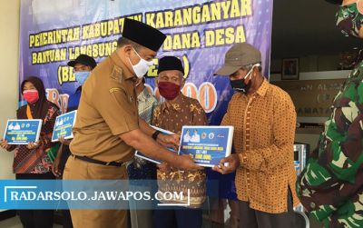 Bupati Karanganyar memberikan BLT dana desa kepada masyarakat terdampak Covid-19, beberapa waktu lalu.