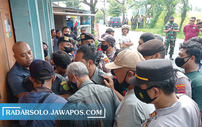 BERSITEGANG: Pengadilan Negeri (PN) Karanganyar saat melakukan eksekusi lahan dan bangunan di Desa Nangsri, KebaKkramat, kemarin. (RUDI HARTONO/RADAR SOLO)