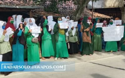 Ibu-ibu saat gelar aksi tolak kios miras dan tempat judi di Gawan, Tanon, kemarin (13/7). (ISTIMEWA)