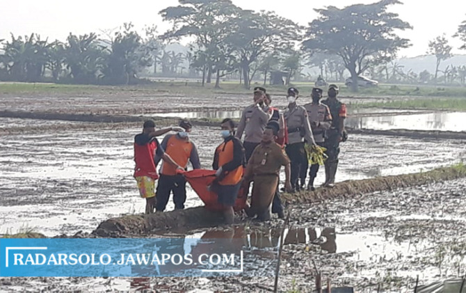 KEMBALI TERULANG: Polisi mengevakuasi jasad Mujiono yang tewas di Karanggungan, Desa Tangkil, Kecamatan Sragen, Senin (28/3). (AHMAD KHAIRUDIN/RADAR SOLO)
