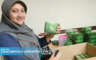 Anif Nur Artanti tunjukkan suplemen dari spirulina platensis di UNS kemarin.