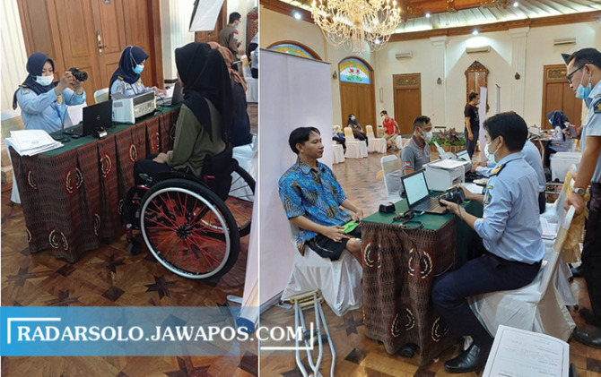 JEMPUT BOLA: Atlet dan ofisial NPC mengakses layanan pengurusan paspor secara kolektif di Kusumah Sahid Prince Hotel, Kamis (17/3). (ANTONIUS CHRISTIAN/RADAR SOLO)