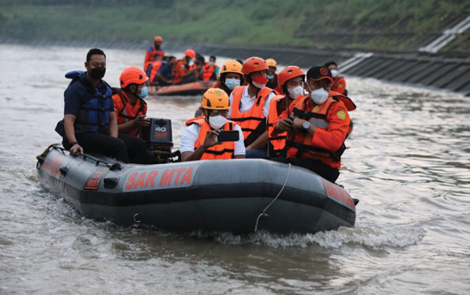 Gubernur Jateng Ganjar Pranowo bersama Wali Kota Solo Gibran Rakabuming Raka menyusuri Sungai Bengawan Solo dengan perahu karet, Selasa (29/3) petang.