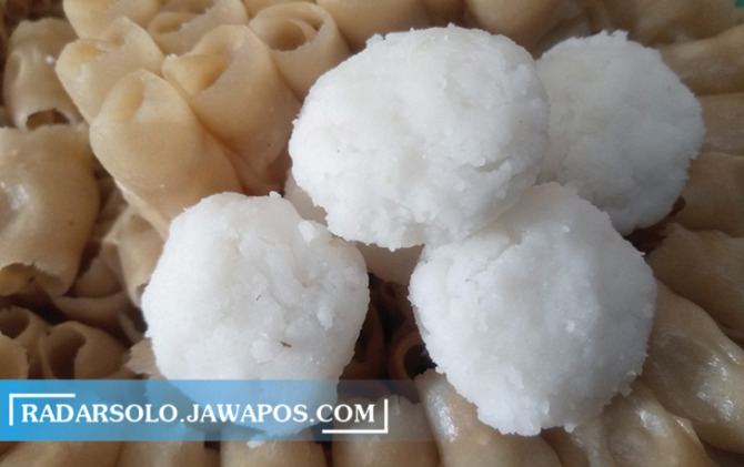 UNIK: Gempol pleret lebih nikmat disantap dengan es serta santan. Minuman ini banyak dijajakan di Solo hingga Sukoharjo. (IWAN KAWUL/RADAR SOLO)