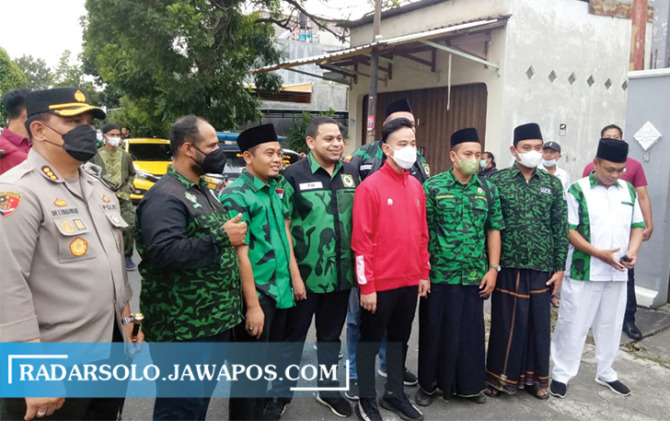 BERDAMAI: Wali Kota Surakarta GIbran Rakabuming Raka bersama dengan Kapolresta Surakarta mendatangi lokasi Harlah GPK di kawasan Kartopuran, Kecamatan Serengan, Kota Solo, Minggu (20/3). (SILVESTER KURNIAWAN/RADAR SOLO)
