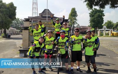 CARI KERINGAT: Salah satu komunitas gowes bareng asal Kota Solo. (RIAN AGUSTIONO/RADAR SOLO)