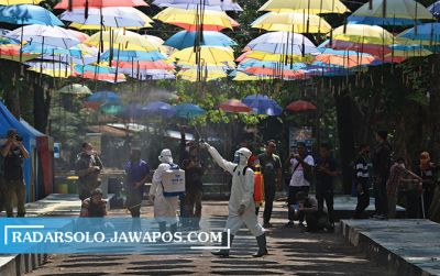 Petugas menyemprotkan disinfektan di kawasan Taman Satwa Taru Jurug sehari sebelum dibuka untuk umum hari ini (19/7).