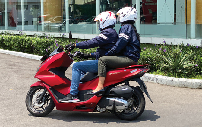 Posisi dan postur tubuh perlu diatur agar berboncengan motor bisa aman dan nyaman.