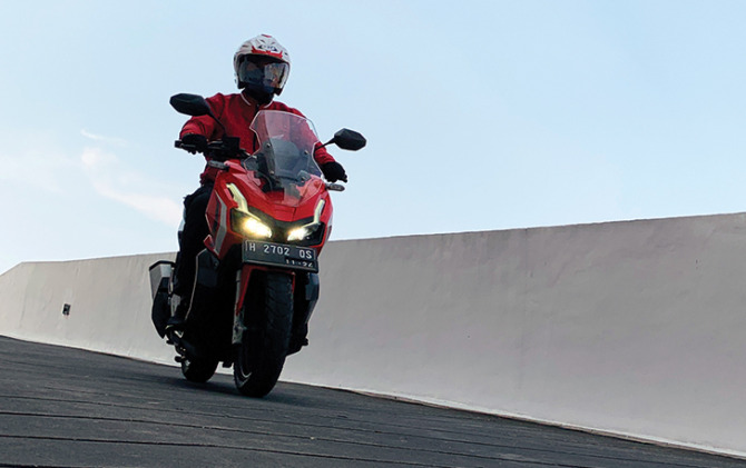 Tetap perhatikan teknik pengereman pada motor matic, terutama pada situasi jalanan menurun panjang.