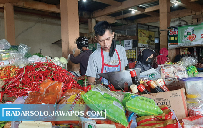 TERJAGA: Kebutuhan pokok yang dijual pedagang di Pasar Boyolali Kota, Minggu (27/3). (RAGIL LISTIYO/RADAR SOLO)