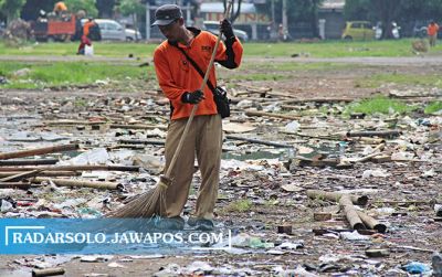 Petugas kebersihan menyapu sampah di Kota Solo. BMKG menyarankan agar sampah nonorganik dibuang di bank sampah, sementara sampah organik dibuat pupuk kompos.