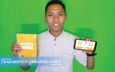 Irfan Hidayah menunjukkan menu utama aplikasi pembelajaran Modul Ambyar, kemarin.