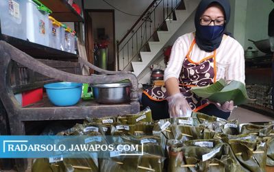 Sri Rejeki membungkus bahan botok telur asin, Kamis (18/6). (IWAN ADI LUHUNG/RADAR SOLO)