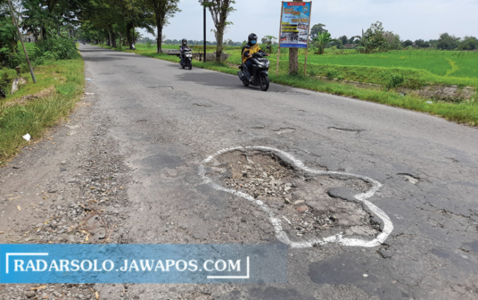 RUSAK: Jalan Tasikmadu-Kebakkramat menjadi akses utama menuju pintu tol. (RUDI HARTONO/RADAR SOLO)