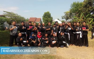 LATBER: Siswa calon warga PSHT Ranting Sragen Kota latihan bersama di lapangan Kampung Mojo, kemarin (5/7).