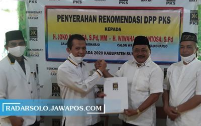 Pasangan bakal calon bupati-wakil bupati Aji Santosa (dua dari kanan)-Wiwaha Aji Santosa saat menerima rekomendasi dari DPP PKS, beberapa waktu lalu.