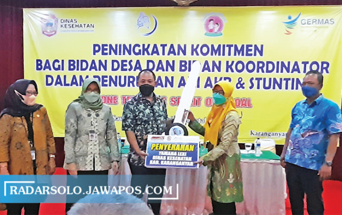 SIMBOLIS: Bupati Juliyatmono memberikan kunci kendaraan operasional bidan di Karanganyar. (RUDI HARTONO/RADAR SOLO)