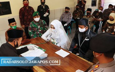 Agus Prayitno dan Kecup Ani mengucapkan ijab kabul di Polsek Laweyan, kemarin (22/7). (DAMIANUS BRAM/RADAR SOLO)