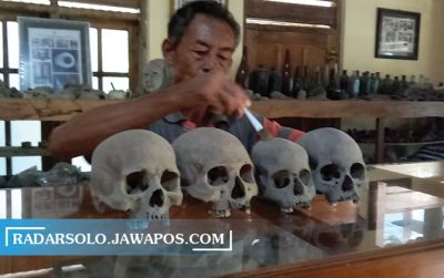 Sudarsono memperlihatkan koleksi fosilnya di rumahnya Sambungmacan, kemarin (18/6). (AKHMAD KHAIRUDIN/RADAR SOLO)
