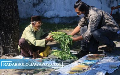 Sutomo berjualan kangkung di alun-alun kidul keraton demi bertahan hidup.
