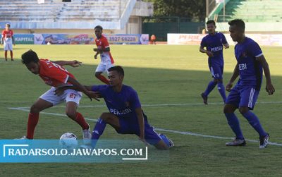 Persebi Boyolali (jersey biru) saat mengikuti Liga 3 zona Jateng melawan Persis Gotong Royong di Stadion Manahan, 2017 silam.
