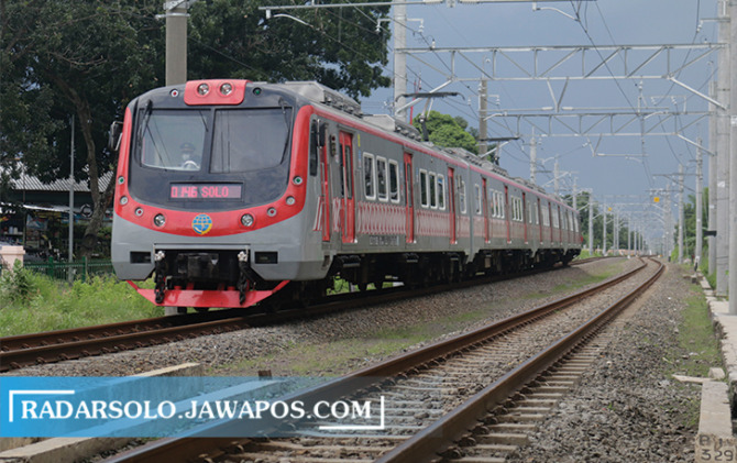 DIPERPANJANG: KRL rute Solo-Jogja menjadi transportasi yang banyak diminati penumpang. (M. IHSAN/RADAR SOLO)