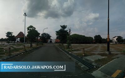 PENUH KENANGAN: Suasana pamedan Pura Mangkunegaran yang saat ini tak ada lagi lapangan sepak bola disana. (NIKKO AUGLANDY/RADAR SOLO)