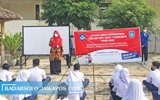 CHARACTER BUILDING: Kepala SMPN 7 Surakarta Siti Latifah memberi materi dalam LDK, kemarin (23/3). (AJENG NURUL/RADAR SOLO)