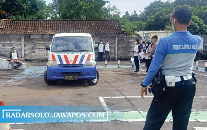 PENGUJIAN: Ujian sertifikasi ambulance di lapangan Uji SIM Polresta Surakarta Minggu (27/3) kemarin. (A. CHRISTIAN/RADAR SOLO)
