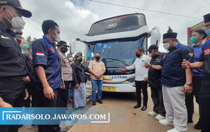 TAK MUDIK GRATIS: Launching bus AKDP di Karanganyar, tahun lalu. Pemudik yang akan ke Karanganyar diperkirakan menggunakan mobil pribadi dan angkutan umum. (RUDI HARTONO/RADAR SOLO)