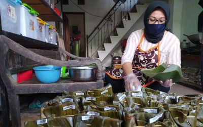 TELATEN: Sri Rejeki membungkus bahan botok telur asin, Kamis (18/6).
