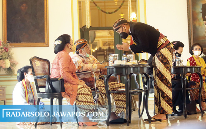 MENYAPA: KGPAA Mangkunegara X beri hormat kepada Raja Keraton Kasunanan Surakarta PB XII Hangabehi di sela jumenengan di Pendapa Ageng Puro Mangkunegaran, Sabtu (12/3). (M. IHSAN/RADAR SOLO)