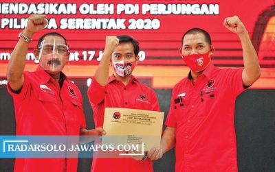 Ketua DPC PDIP Surakarta F.X. Hadi Rudyatmo (kiri), Bacawali Gibran Rakabuming Raka, dan Bacawawali Teguh Prakosa saat menerima rekomendasi. Mereka berencana menemui Achmad Purnomo di kediamannya, namun gagal karena Purnomo menolak ditemui.