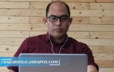 SERIUS - Salah satu pemateri dalam webinar menyimak materi.