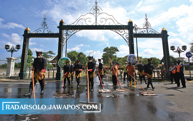 PERSIAPAN: Petugas membersihkan area Mangkunegaran jelang jumenengan Mangkunegara X, Selasa (8/3). (ARIEF BUDIMAN/RADAR SOLO)