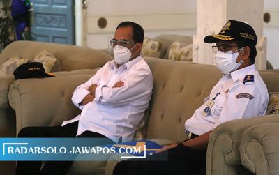 Menteri Perhubungan Budi Karya Sumadi saat mengecek kesiapa sarana prasarana di Stasiun Solo-Balapan, Jumat (26/6).