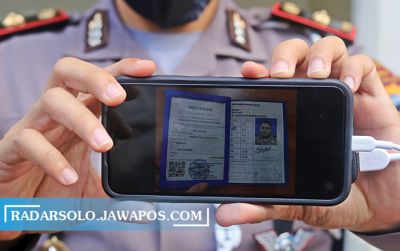 Bentuk fisik SIM Internasional yang diterbitkan Korlantas Mabes Polri. (DAMIANUS BRAM/RADAR SOLO)