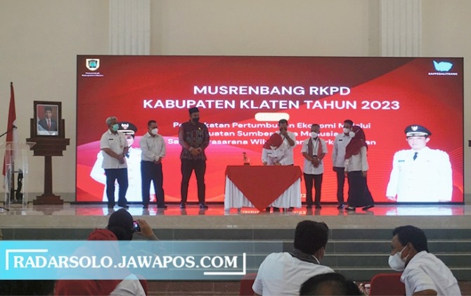 SIMBOLIS: Penandatangan RKPD 2023 oleh Bupati Klaten Sri Mulyani, Ketua DPRD Klaten Hamenang Wajar Ismoyo dan pejabat lainnya di Grha Buntalan, Kecamatan Klaten Tengah. (ANGGA PURENDA/RADAR SOLO)